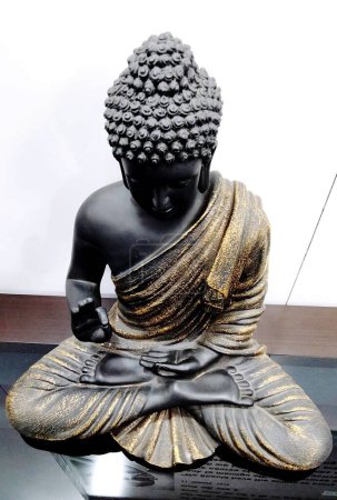 Téléchargez les photos : Un plan vertical de statue de bouddha assis méditant idoles pour le décor de la maison sur fond blanc - en image libre de droit