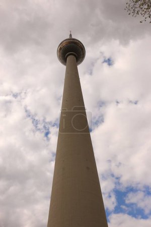 Foto de Una imagen vertical de bajo ángulo de la torre de televisión Fernsehturm contra un cielo nublado en Berlín, Alemania. - Imagen libre de derechos