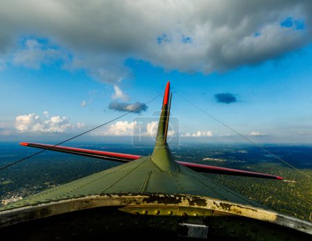 Foto de Mirada a popa desde la estación de radio en vuelo del avión B-17G - Imagen libre de derechos