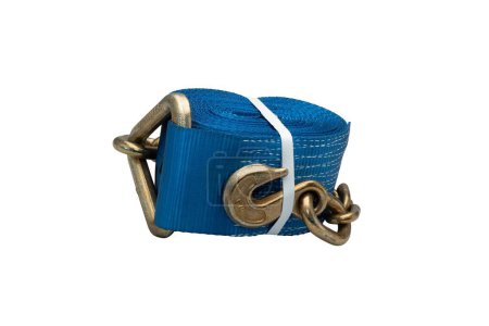 Téléchargez les photos : Un rouleau de bracelet cargo bleu remorquant avec des crochets en acier isolés sur le fond blanc - en image libre de droit