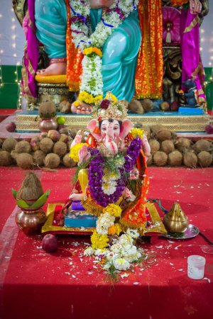 Foto de Un plano vertical de la estatua de Ganesha durante el festival indio Ganesh Chaturthi en Mumbai, India - Imagen libre de derechos