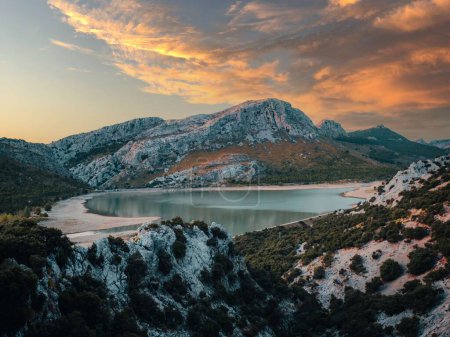 Foto de La hermosa vista del lago y las montañas rocosas al amanecer. Cuber reservoir, Mallorca, España. - Imagen libre de derechos