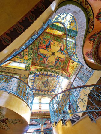 Téléchargez les photos : Un plan vertical d'un bel intérieur de bâtiment aux couleurs vives. Tunisie, Afrique du Nord. - en image libre de droit