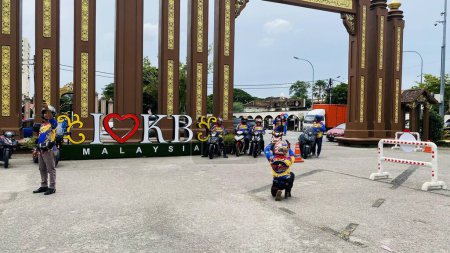 Téléchargez les photos : Un groupe de motocyclistes par Sultan Ismail Petra City, Kota Bharu, Kelantan en Malaisie - en image libre de droit