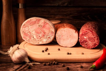 Téléchargez les photos : La viande maison, le jambon et le salami à l'ail et aux épices aromatiques, des produits biologiques par des méthodes traditionnelles - en image libre de droit