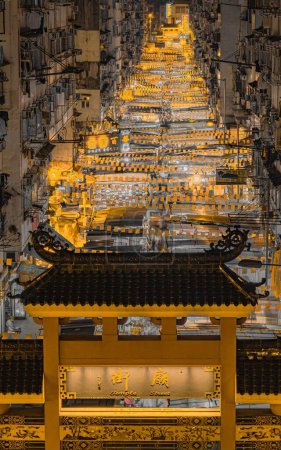 Téléchargez les photos : Un plan vertical d'une vieille rue de temple traditionnelle à Hong Kong dans la soirée, Japon - en image libre de droit