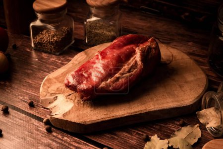 Téléchargez les photos : Gros plan de viande fraîche savoureuse sur une table en bois avec ajout d'herbes fraîches et d'épices aromatiques - en image libre de droit