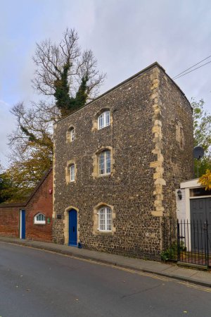 Foto de Un plano vertical de un antiguo edificio medieval en la calle 16 Pound Lane - Imagen libre de derechos