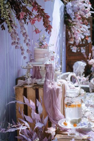Foto de Una escena de boda con un pastel decorativo y limonada en una mesa al aire libre - Imagen libre de derechos