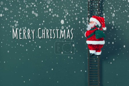 Téléchargez les photos : Un rendu 3D du Père Noël sur une échelle avec un sac livrant les cadeaux du Nouvel An, le concept d'une nouvelle année - en image libre de droit