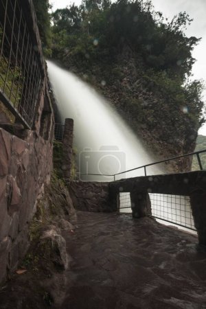 Téléchargez les photos : Un long plan d'exposition de la cascade du Pailon del Diablo entre les montagnes de Banos, Équateur - en image libre de droit