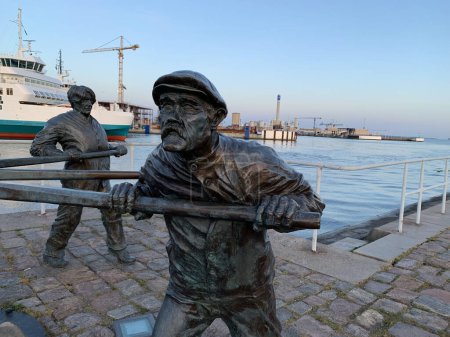 Téléchargez les photos : La sculpture de quatre marins dans le port nord d'Helsingborg, la ville côtière du sud de la Suède - en image libre de droit