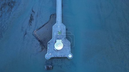 Foto de Una vista aérea de un muelle en el mar azul - Imagen libre de derechos