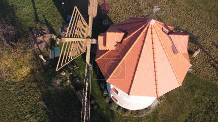 Foto de Un disparo de dron de un molino de viento tradicional reconstruido - Imagen libre de derechos