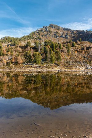 Foto de Dent de Nendaz reflejado en el lago tracouet en Suiza en otoño o otoño. - Imagen libre de derechos