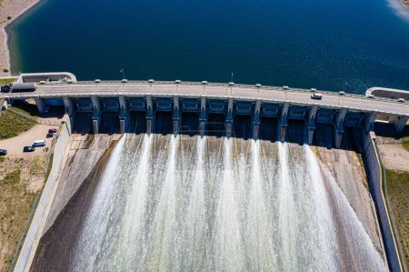 Téléchargez les photos : Vue aérienne d'un barrage sur le lac Diefenbaker par une journée ensoleillée - en image libre de droit