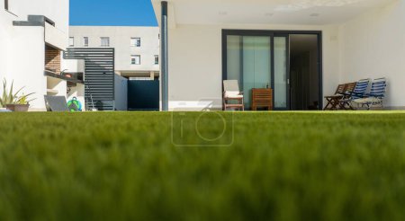 Foto de Un selectivo de una entrada de una casa moderna de un césped verde - Imagen libre de derechos