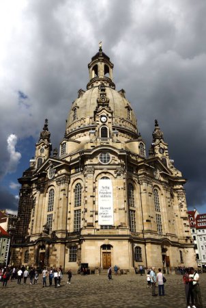 Téléchargez les photos : Vue verticale de l'église Frauenkirche de Dresde contre un ciel nuageux - en image libre de droit