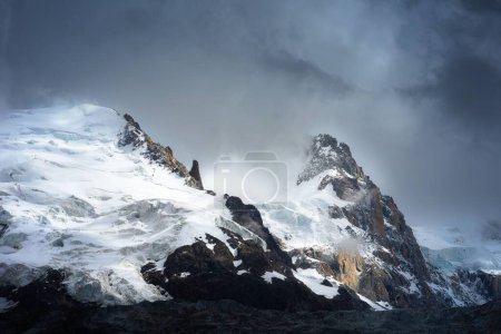 Téléchargez les photos : Une montagne enneigée à couper le souffle couverte de brouillard - en image libre de droit