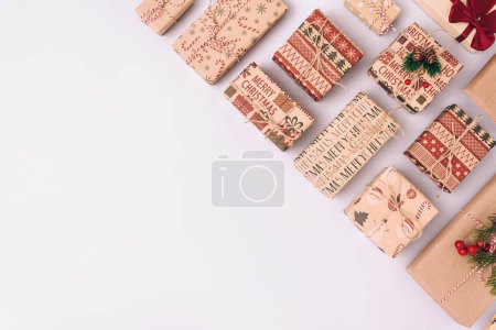 Foto de Composición creativa de Navidad hecha con diferentes cajas de regalo dispuestas en el ángulo correcto. Fondo festivo con un espacio de copia - Imagen libre de derechos