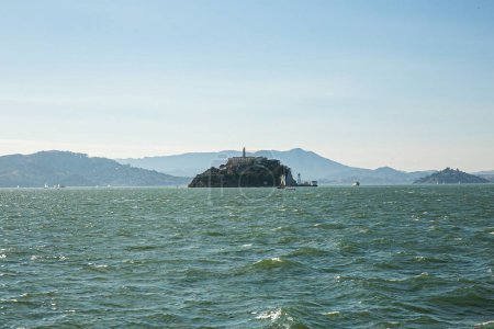 Téléchargez les photos : Un plan fascinant de l'île d'Alcatraz et de la vieille prison, les montagnes en arrière-plan - en image libre de droit