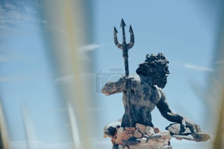 Téléchargez les photos : Une statue de Poséidon en fond de ciel bleu en Virginie - en image libre de droit