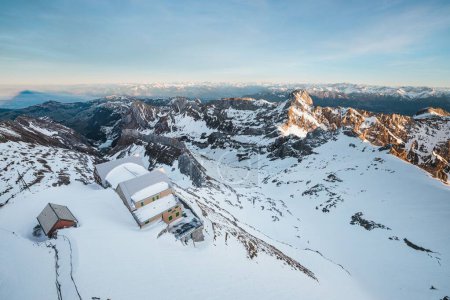 Foto de La vista de las casas en los Alpes suizos. Hermoso rango nevado. - Imagen libre de derechos