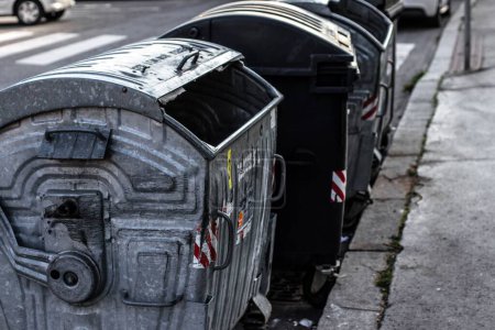 Foto de Los viejos botes de basura gris en las calles de Praga durante el día - Imagen libre de derechos