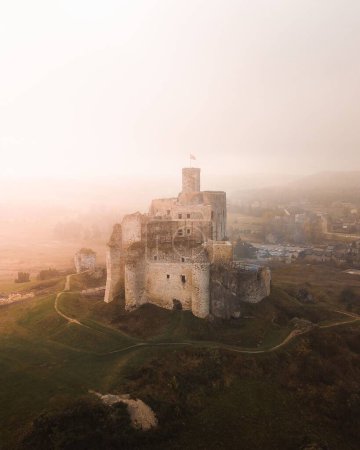 Téléchargez les photos : Vue aérienne des ruines du château de Mirow à Mirow, en Pologne, par temps brumeux - en image libre de droit