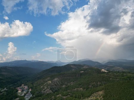 Foto de Un arco iris sobre las montañas en un día nublado - Imagen libre de derechos