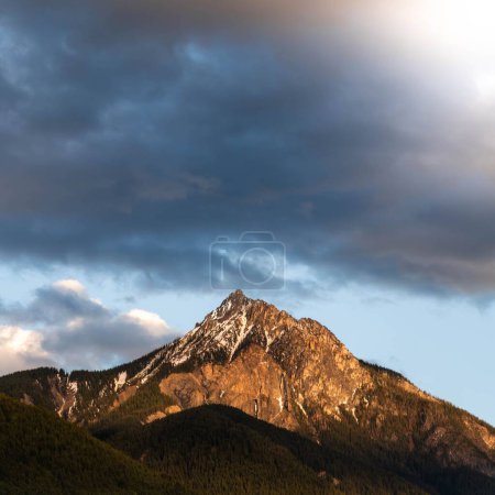 Téléchargez les photos : A beautiful view of a mountain with a cloudy sky background - en image libre de droit