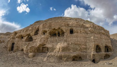 Téléchargez les photos : Les reliques de la grotte dans le comté de Zanda, Tibet, Chine. - en image libre de droit