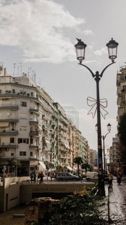 Téléchargez les photos : Un plan vertical de bâtiments modernes à Thessalonique, Grèce - en image libre de droit