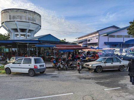 Foto de Una vista de una zona abarrotada del mercado matutino es visitada por las personas que vienen a comprar las necesidades diarias. - Imagen libre de derechos