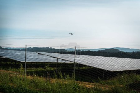 Foto de Sistema solar en la gran planta fotovoltaica, parque solar, energía renovable, energía sostenible, planta de energía solar para electricidad verde. - Imagen libre de derechos