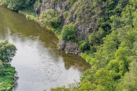 Téléchargez les photos : La rivière Berounka entre les montagnes couvertes de forêts en République tchèque - en image libre de droit