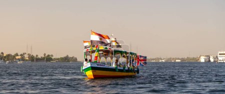 Foto de Un hermoso tiro de colorido barco con diferentes banderas en el río Nilo en el día soleado - Imagen libre de derechos