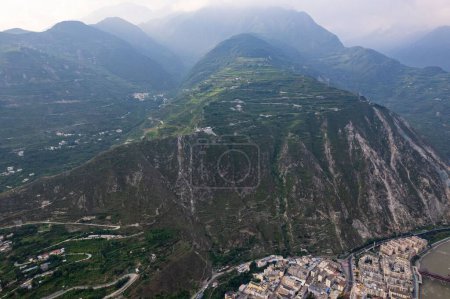 Téléchargez les photos : Vue aérienne du comté de Wenchuan, de la préfecture d'Aba, de la province du Sichuan et des villages de montagne voisins - en image libre de droit