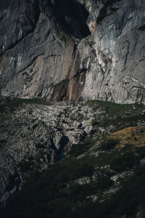 Foto de Una vertical de una gran área rocosa en el valle del Infierno bajo el pico Zugspitze - Imagen libre de derechos