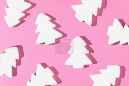Téléchargez les photos : Un rendu 3D des décorations blanches de sapin de Noël avec fond rose, le concept de Nouvel An - en image libre de droit