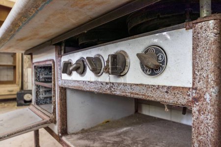 Foto de Un primer plano de una cocina antigua vintage polvorienta en una casa abandonada - Imagen libre de derechos