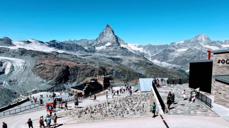 Téléchargez les photos : Vue aérienne des touristes sur la crête du Gornergrat en Suisse - en image libre de droit