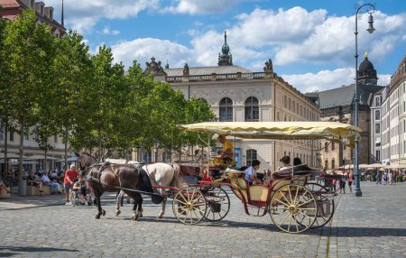 Téléchargez les photos : Une calèche à cheval dans les rues de Dresde, en Allemagne - en image libre de droit