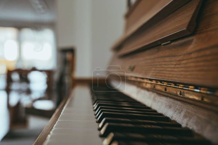 Foto de Un primer plano de los teclados de un viejo piano en casa - Imagen libre de derechos