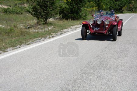 Foto de URBINO - ITALIA - JUN 16 - 2022: ALFA ROMEO 6 C 1750 GS SPIDER ZAGATO 1931 en un viejo coche de carreras en el rally Mille Miglia 2022 el famoso histórico italiano - Imagen libre de derechos