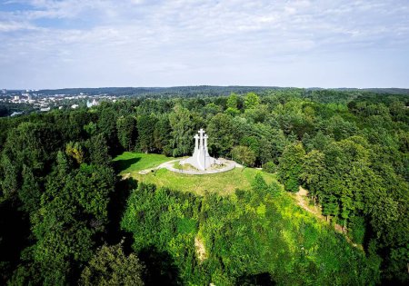 Téléchargez les photos : Vue aérienne de la colline des Trois Croix à Vilnius, Lituanie. - en image libre de droit