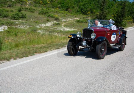 Téléchargez les photos : URBINO - ITALIE - 16 JUIN - 2022 : FIAT 514 S 1931 sur une vieille voiture de course au rallye Mille Miglia 2022 la célèbre course historique italienne - en image libre de droit