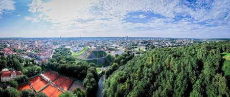 Foto de Un plano panorámico de una colina verde y la ciudad de Vilna, Lituania. - Imagen libre de derechos