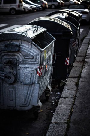 Foto de Un disparo vertical de viejos botes de basura gris en las calles de Praga durante el día - Imagen libre de derechos