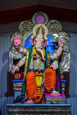 Foto de Un hermoso ídolo del Señor Ganesha siendo adorado en un mandal en Mumbai para el festival Ganesh Chaturthi - Imagen libre de derechos